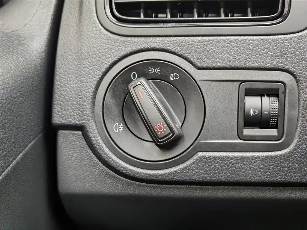 Volkswagen Polo 2016 1.4L Automatic Trend фото 21