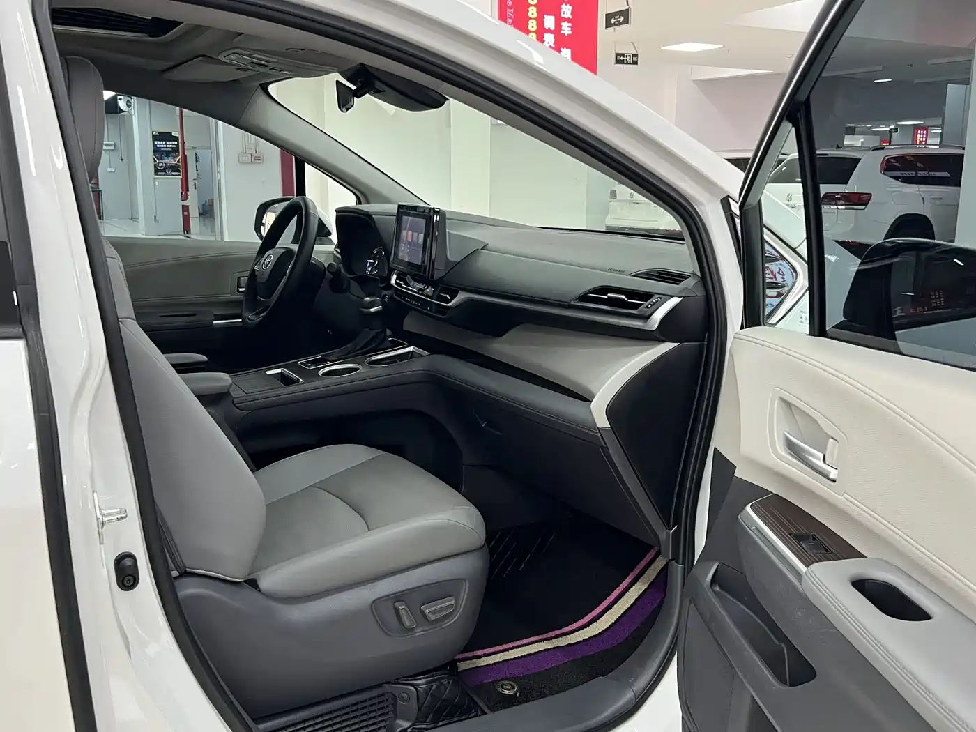 Toyota Sienna 2023 2.5L Hybrid Luxury Edition фото 10