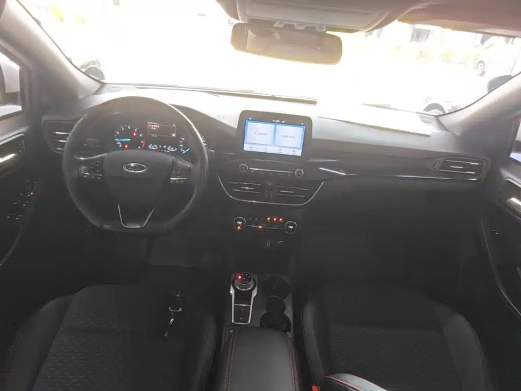Фото 10 - Ford Focus