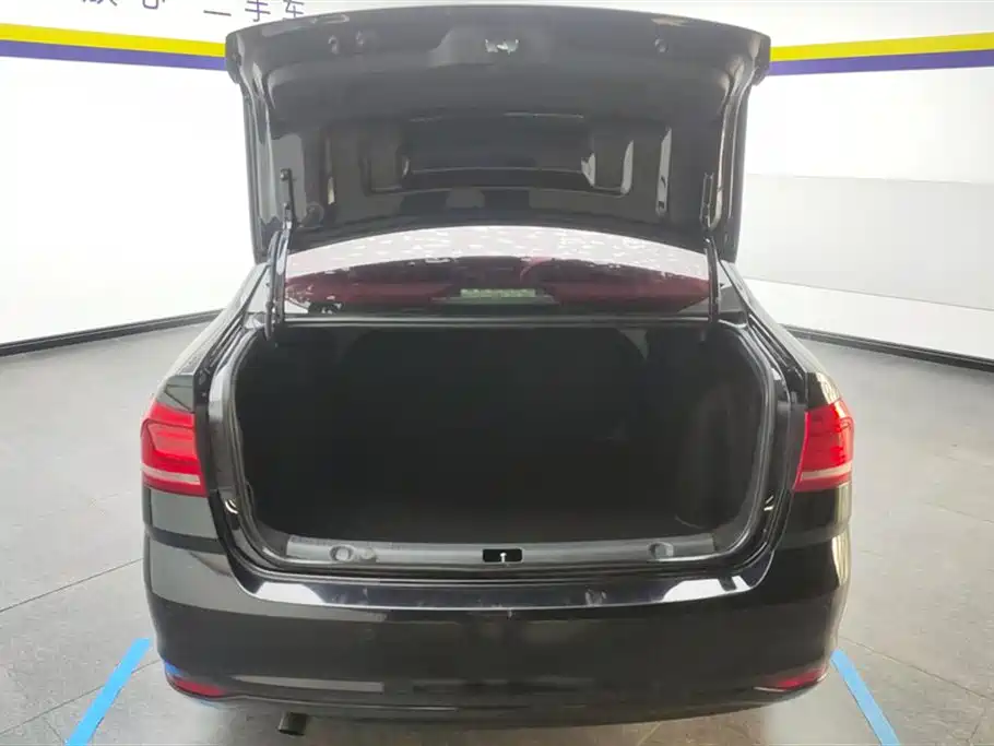 Volkswagen Lavida 2015 1.6L Automatic Trend Edition фото 4