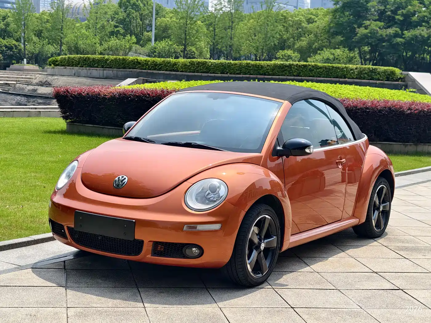 Volkswagen Beetle 2010 Model 2.0 BlackOrange Convertible Luxury Edition фото 2