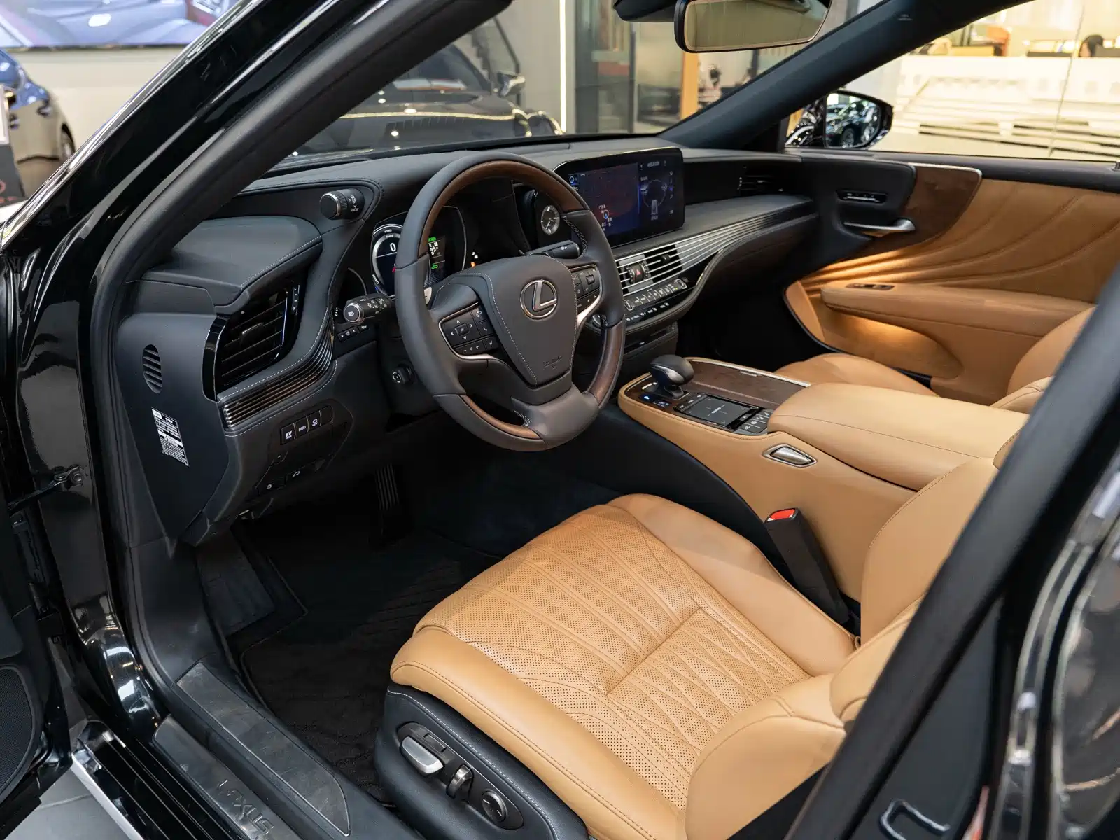 Фото 9 - Lexus LS