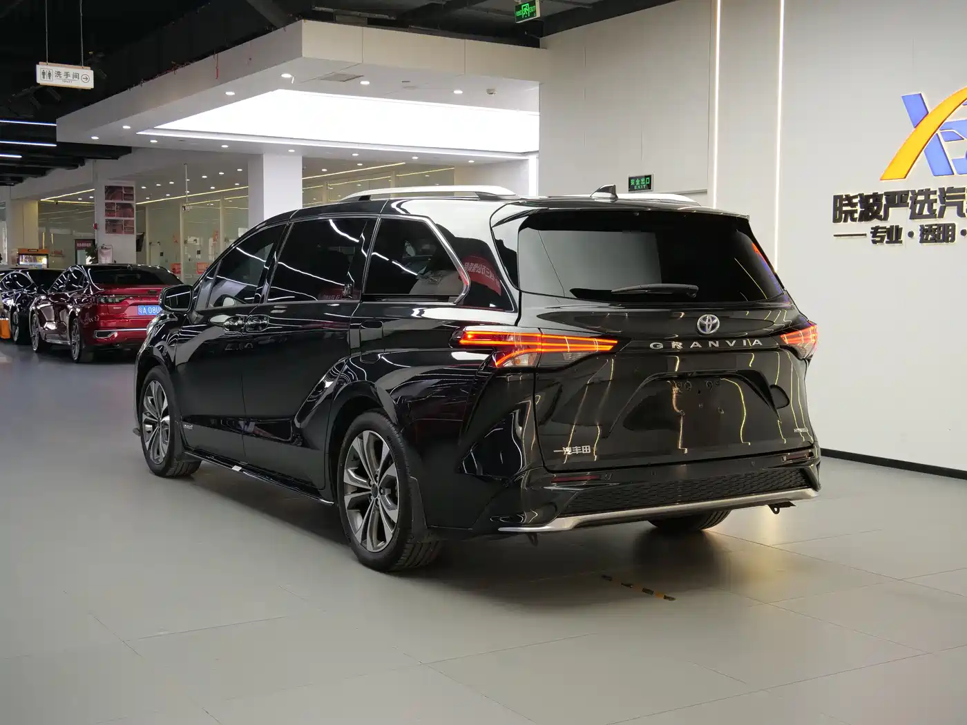 Toyota Granvia 2022 Model Year 2.5L Hybrid Flagship Edition фото 5
