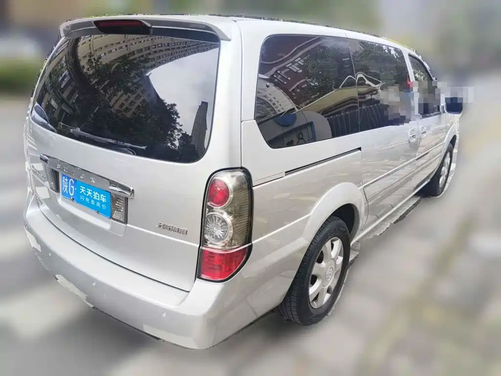 Photo 2 - Buick GL8