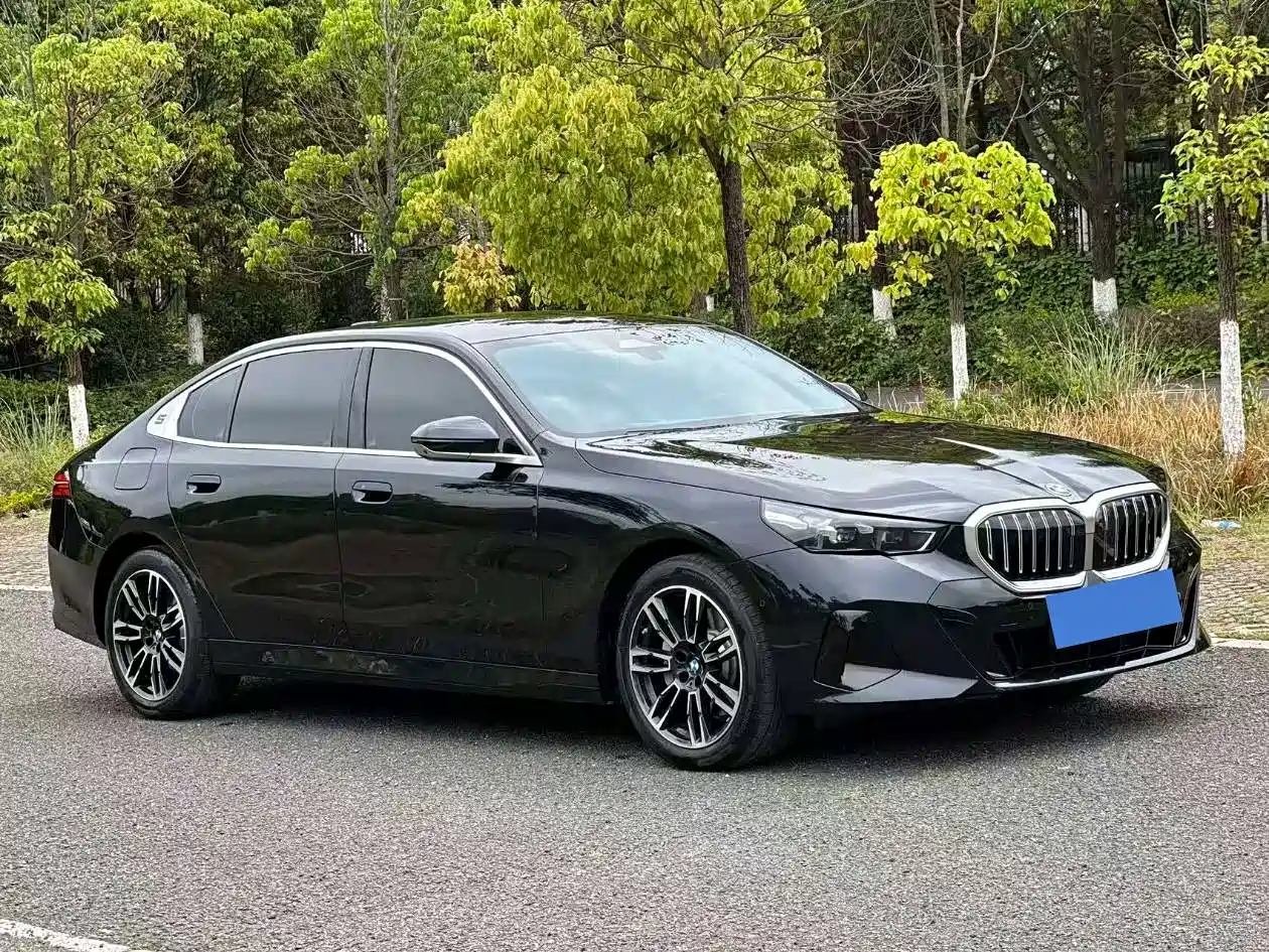 BMW 5 Series 2025 530Li Leading M Sport Package фото 3