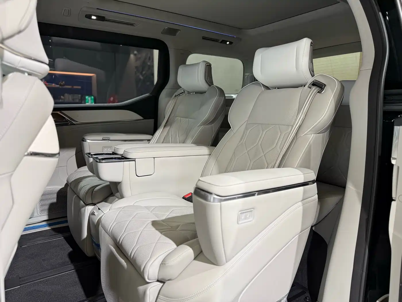 Volvo EM90 2026 2025 Ultra Six-Seater