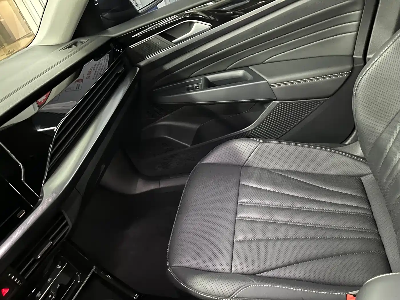 Volkswagen Passat 2025 Outstanding 380TSI Starlight Dragon Soaring Edition фото 8