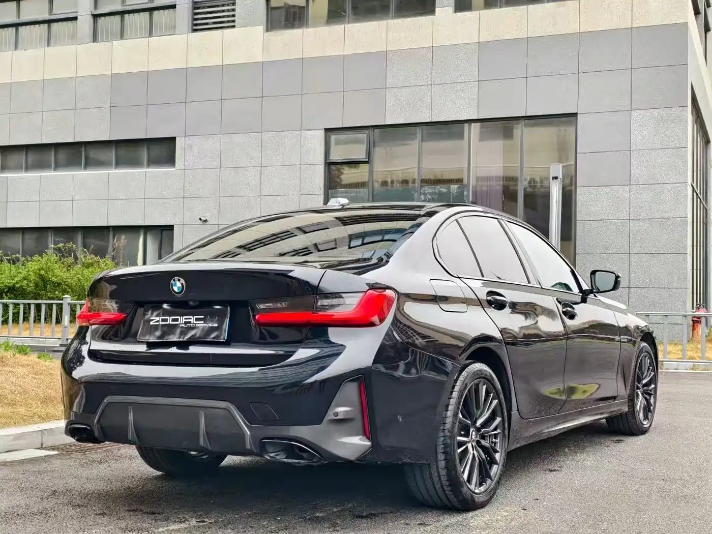 BMW 3 Series 2023 330Li M Sport Dark Night Package фото 9