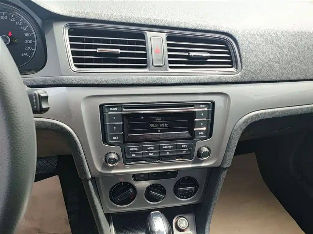 Volkswagen Lavida 2013 Facelift Classic 1.6L Automatic Trend фото 13