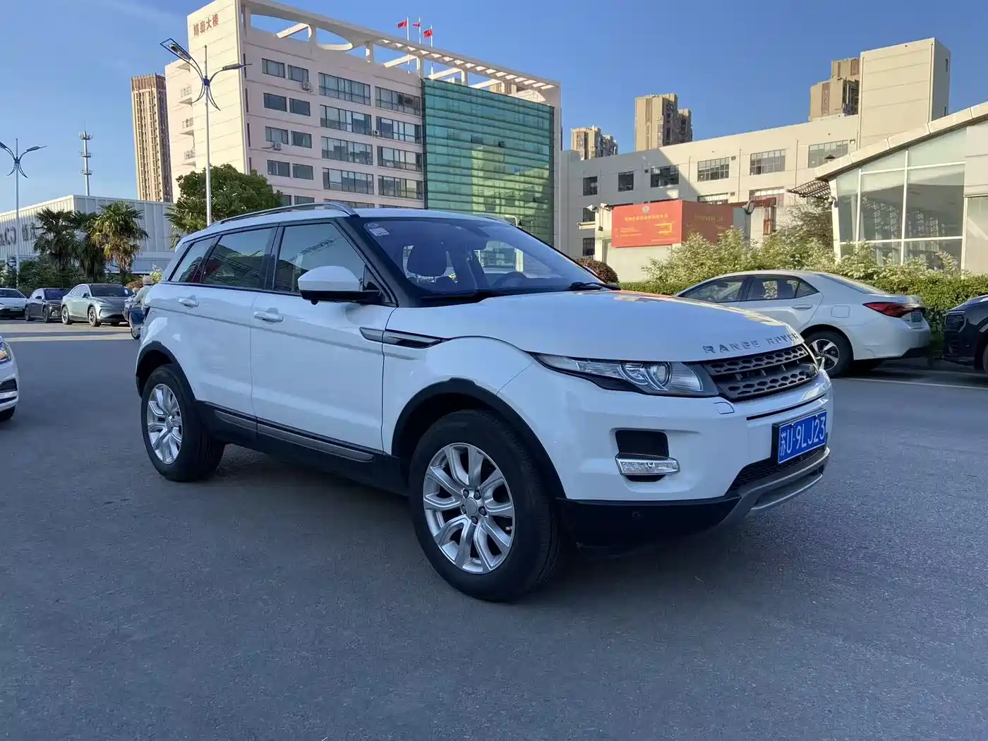 Land Rover Range Rover Evoque 2015 2.0T 5-Door Intelligent Edition фото 3