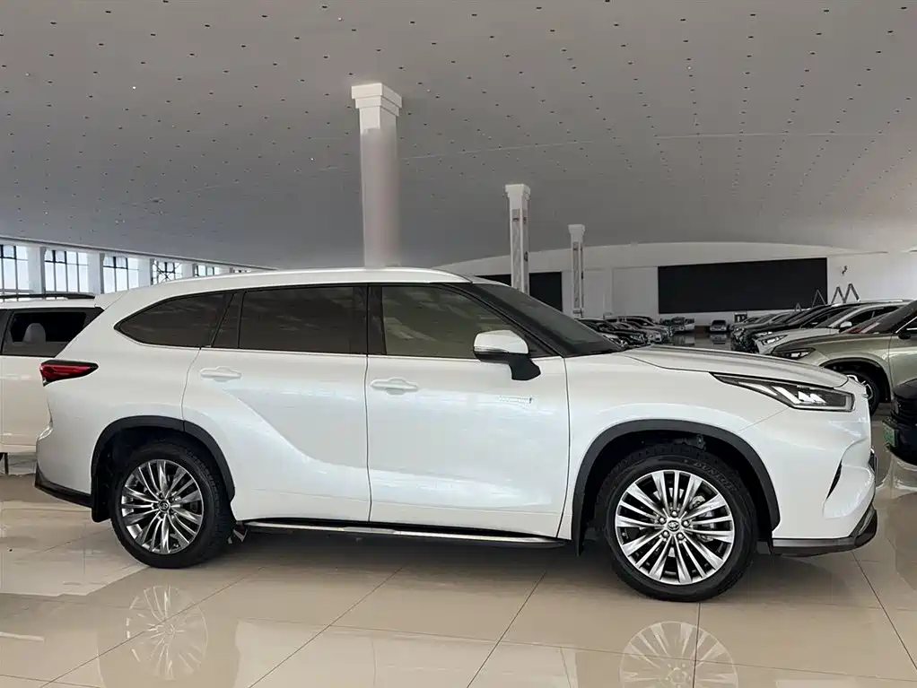 Toyota Highlander 2023 2.5L Smart Hybrid Dual Engine AWD Premium 7-Seater фото 11
