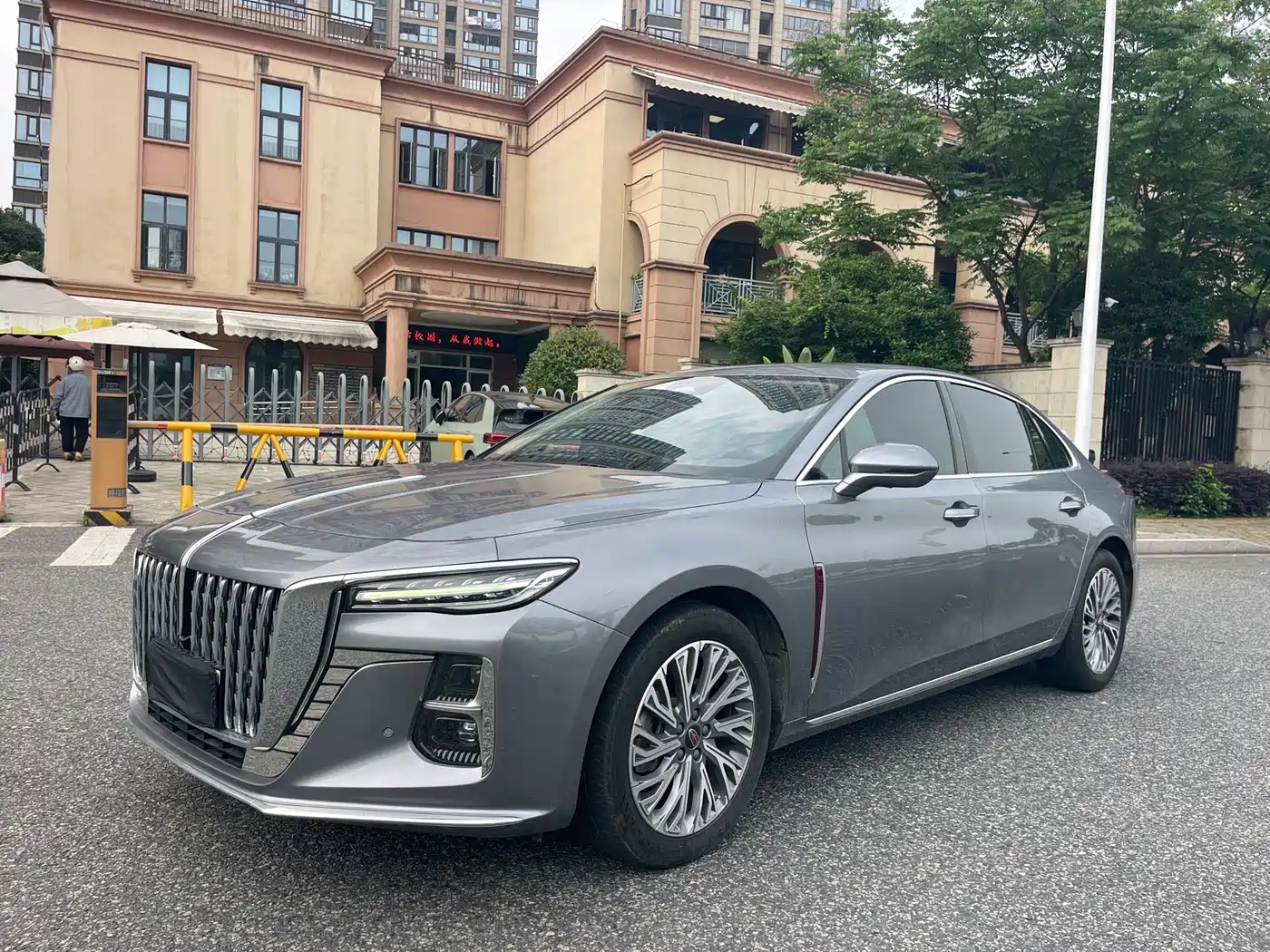 Hongqi H5 2024 2.0T Automatic Smart Connect Flag Smooth Edition