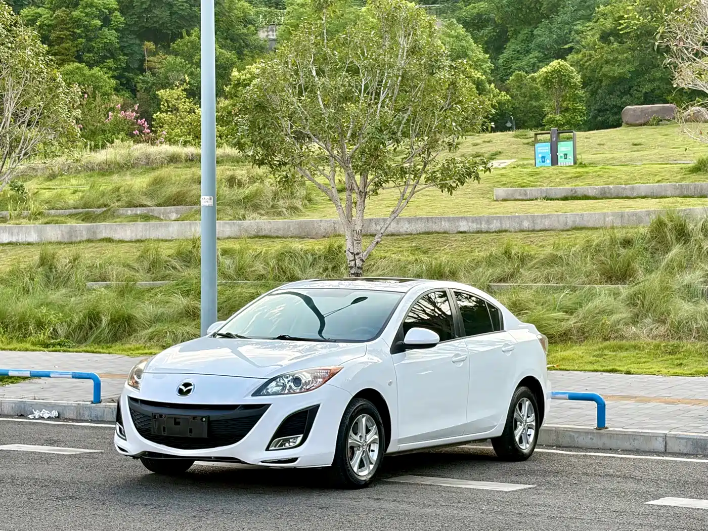 Mazda Mazda3 Axela 2014 2013 Sedan 1.6L Manual Elite