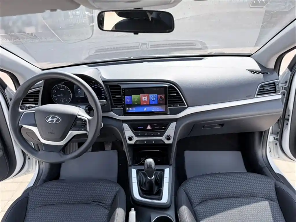 Hyundai Elantra 2016 1.6L Manual Smart·Youth Edition фото 12