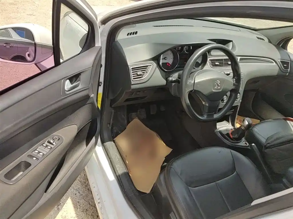 Peugeot 308 2014 Model Joy Edition Classic 1.6L Manual Superior Style фото 16