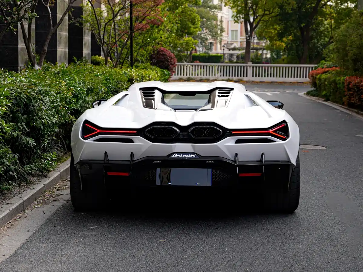 LAMBORGHINI REVUELTO