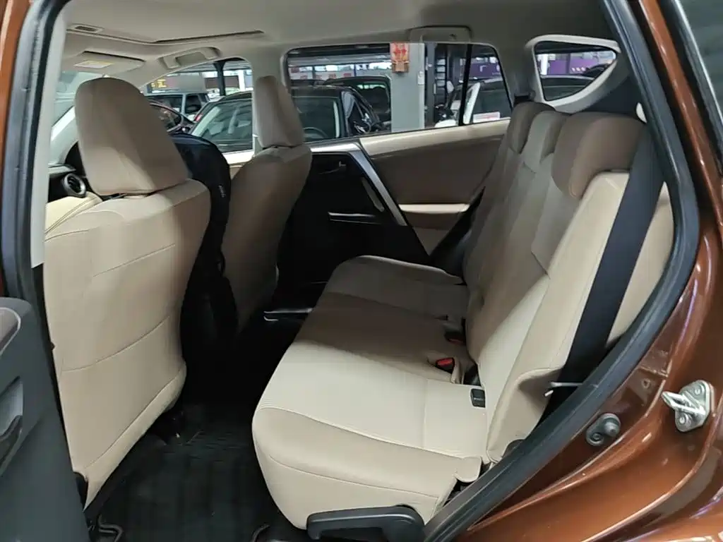 Toyota RAV4 Rongfang 2015 2.0L CVT 2WD Trend Edition фото 17