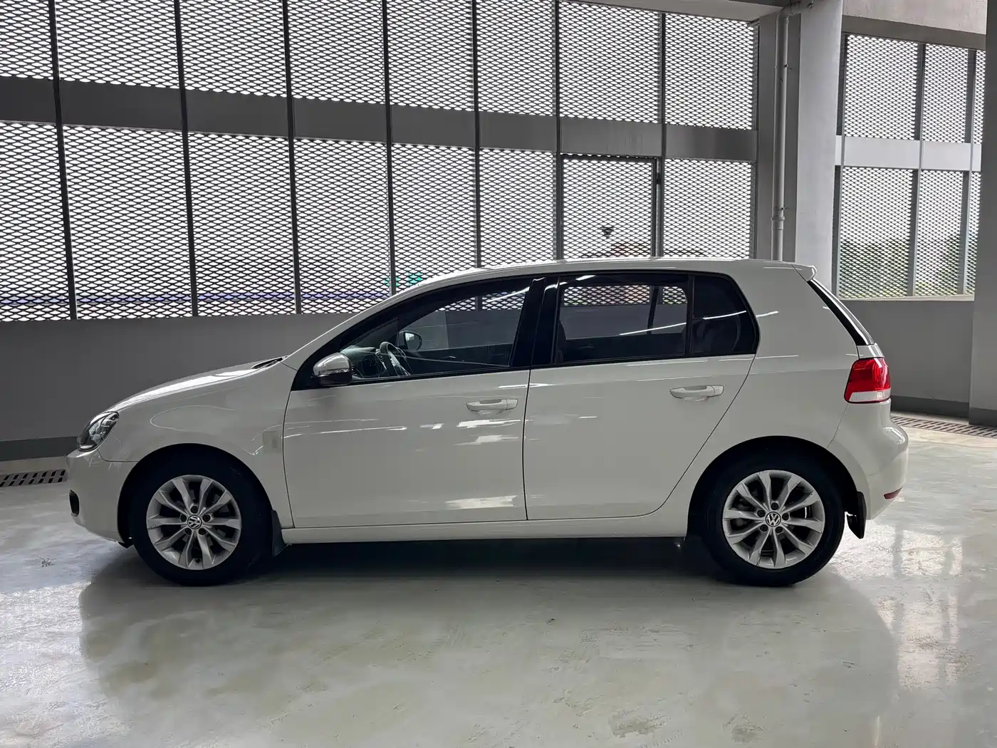 Volkswagen Golf 2011 Model 1.6 Automatic Comfort фото 16