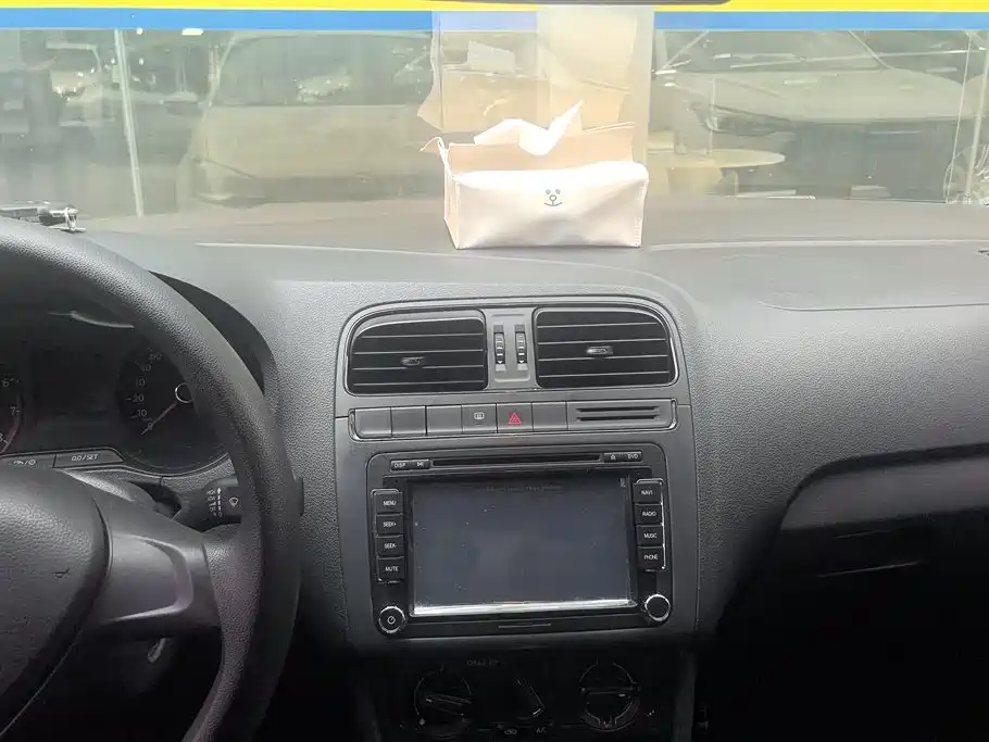 Volkswagen Polo 2016 1.4L Automatic Trend фото 12