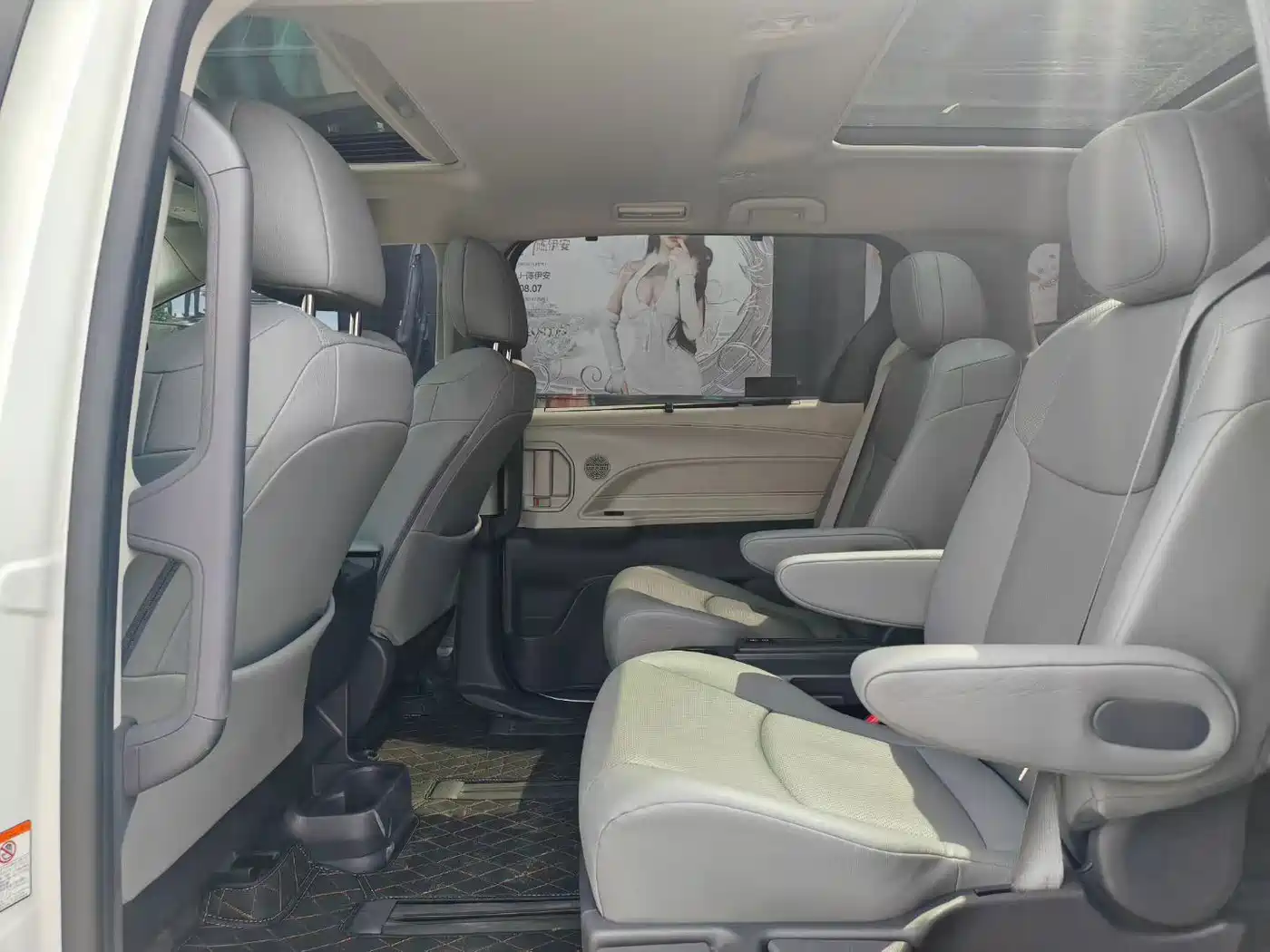 Toyota Granvia 2023 2022 2.5L Hybrid Premium Welfare Edition