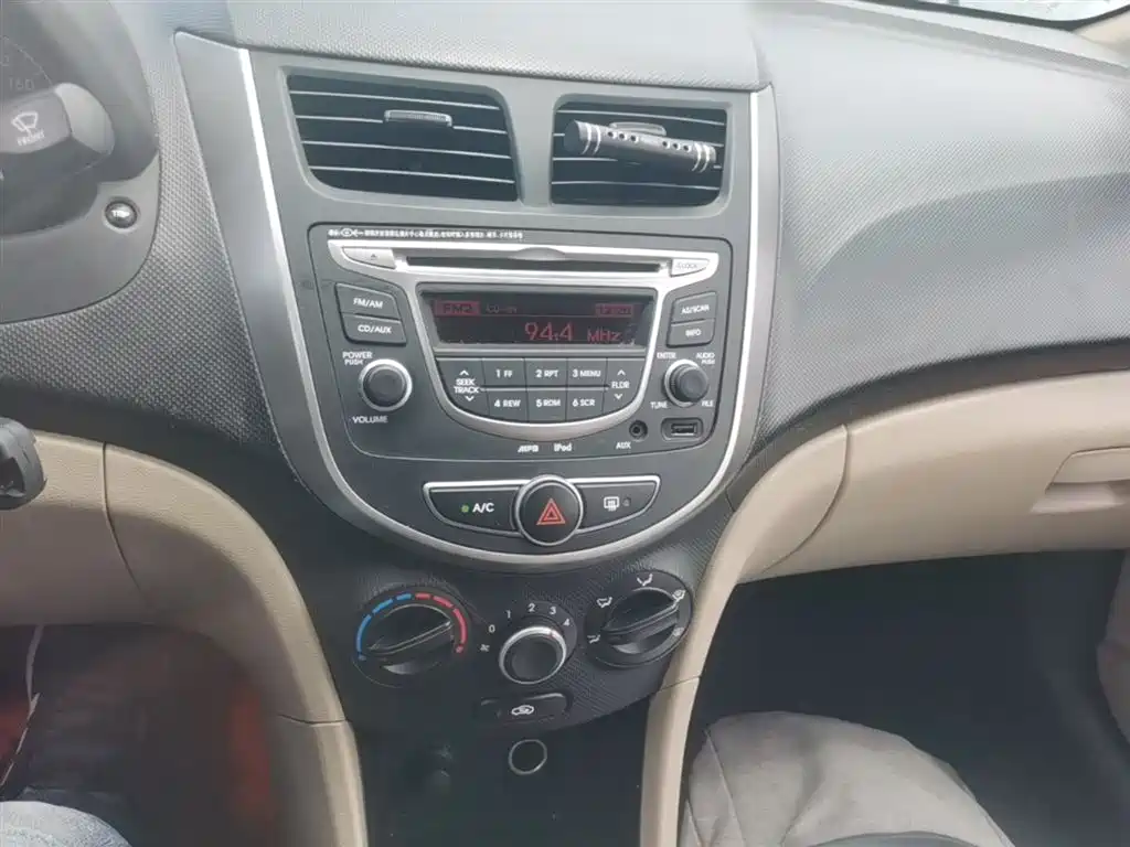 Hyundai Verna 2014 1.4L Manual Smart GLS фото 13