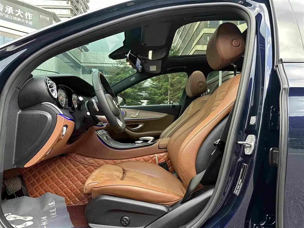 صورة 4 - Mercedes-Benz E-Class