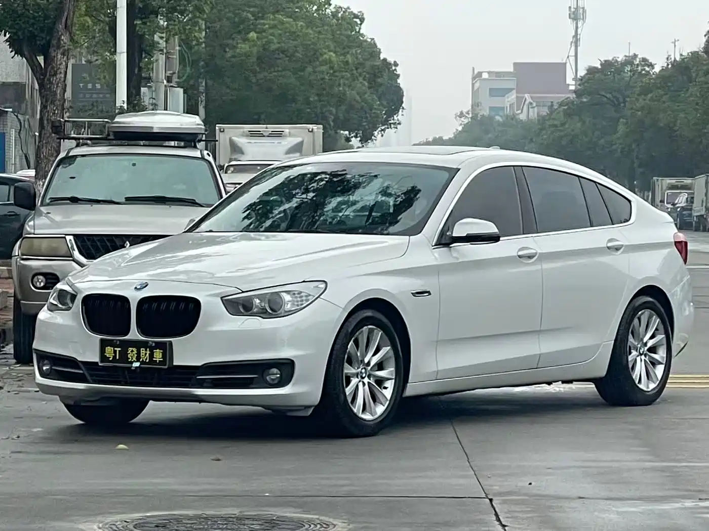 BMW 5 Series GT 2014 528i Leading