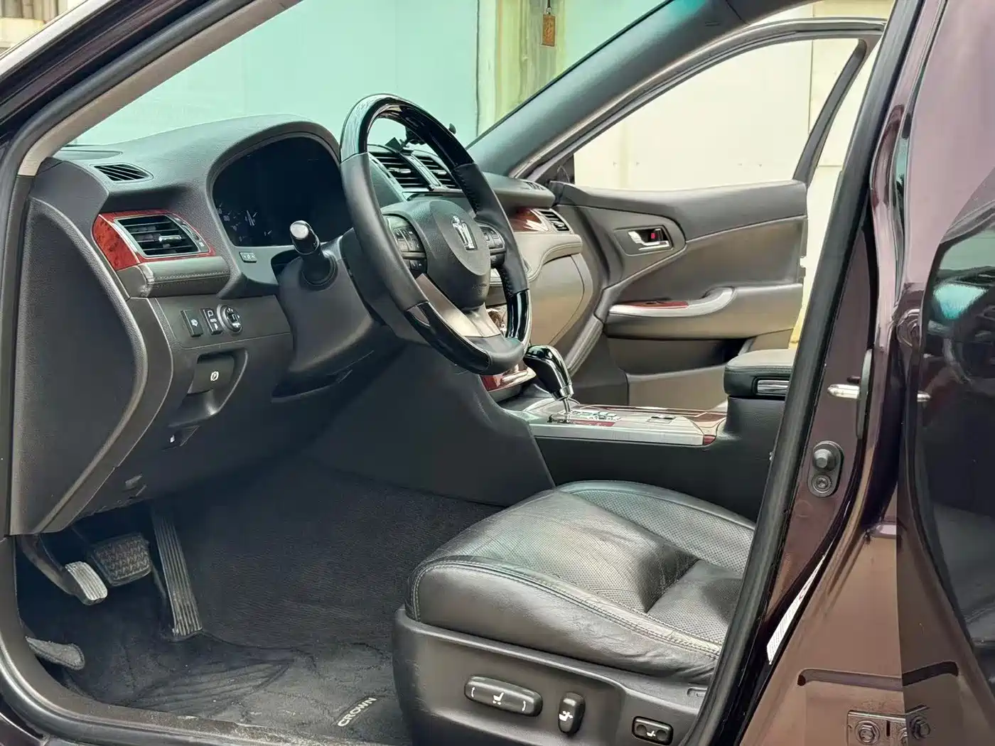 Toyota Crown 2012 2.5L Royal Leather Edition фото 5