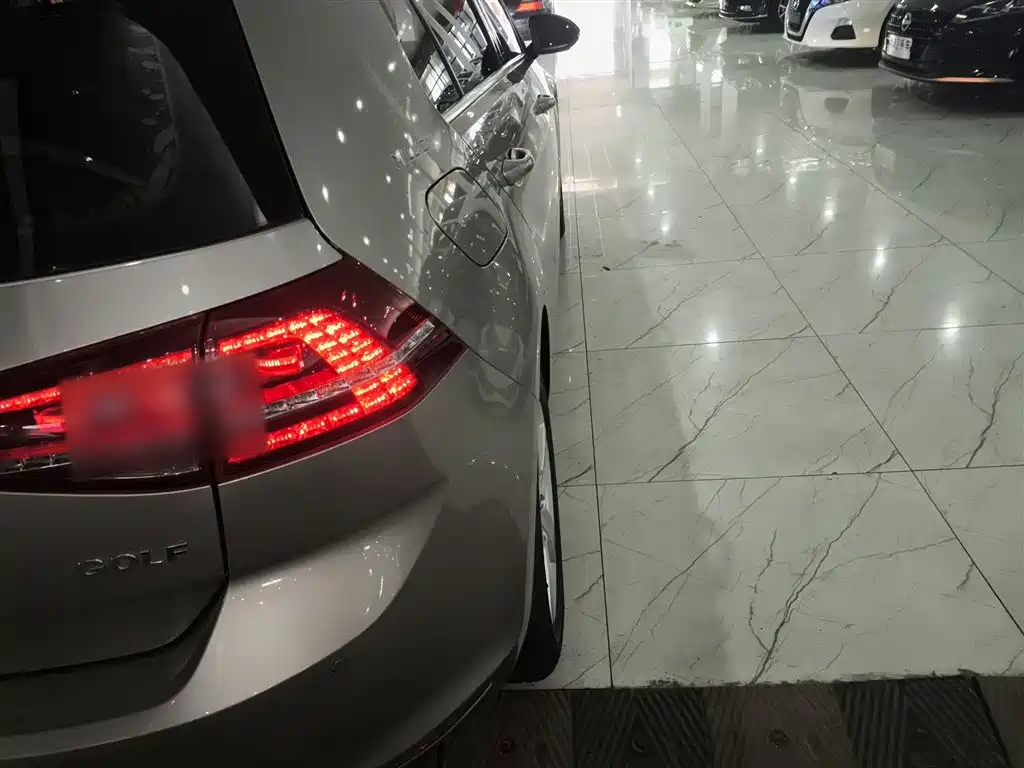 Volkswagen Golf 2017 1.6L Auto Comfort Millionth Edition фото 24