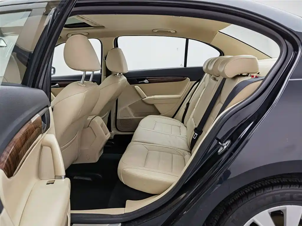 Volkswagen Lavida 2013 Facelift Classic 1.6L Manual Comfort фото 15