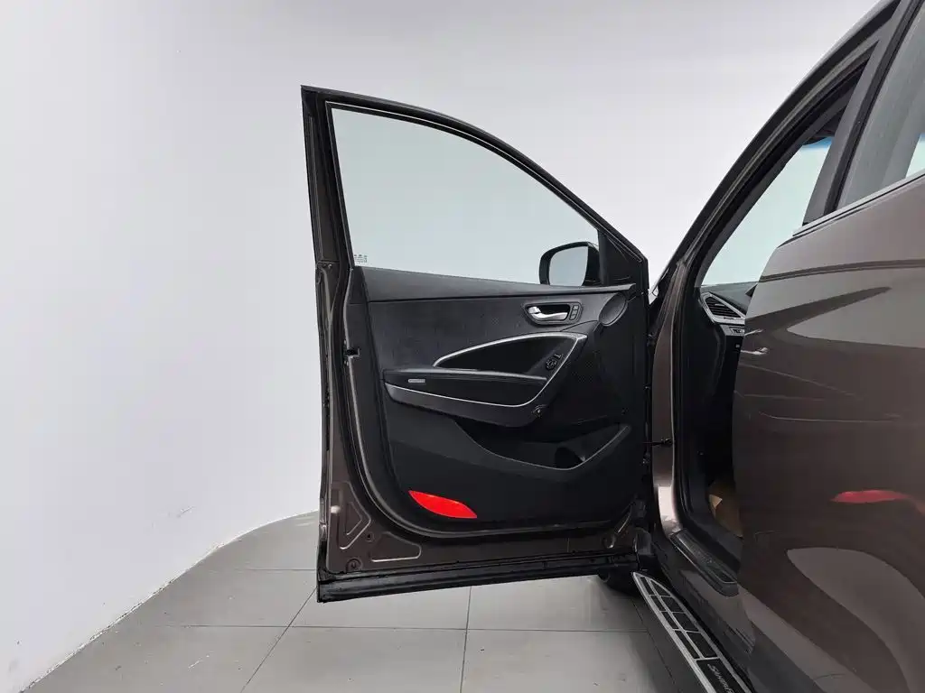 Photo 8 - Hyundai Santa Fe
