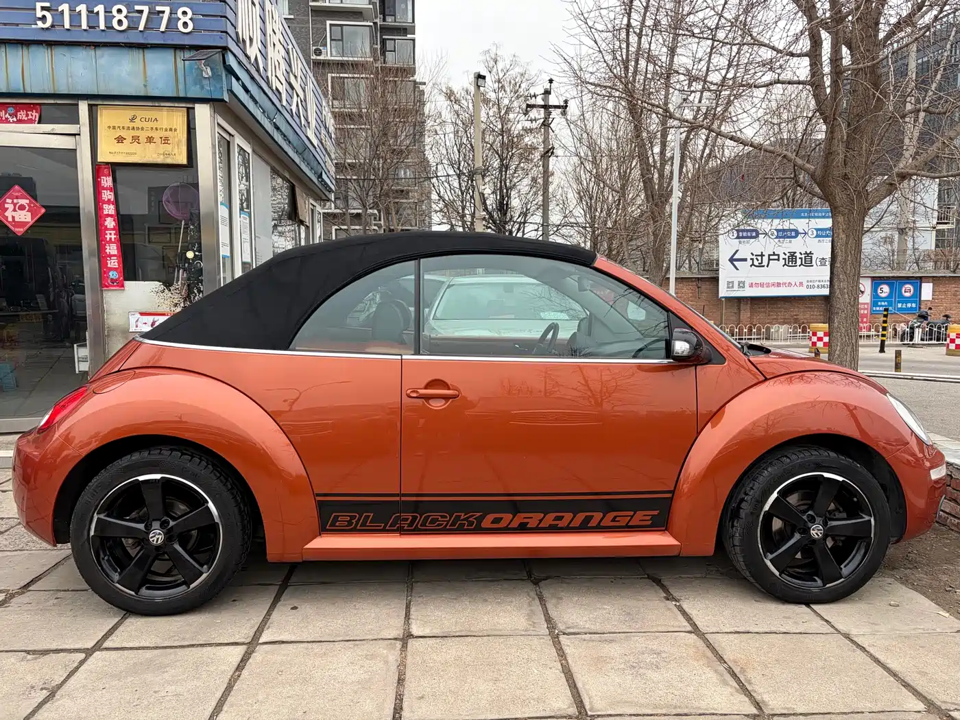Volkswagen Beetle 2010 Model 2.0 BlackOrange Convertible Luxury Edition фото 14