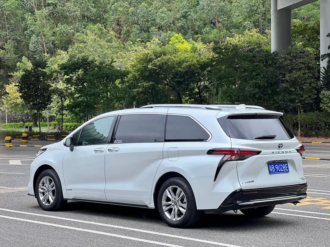 Toyota Sienna 2021 2.5L Hybrid Ultimate Edition фото 3
