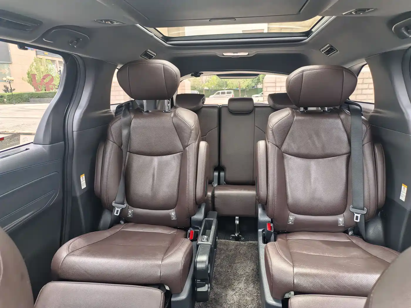 Toyota Sienna 2021 2.5L Hybrid Platinum Edition фото 8