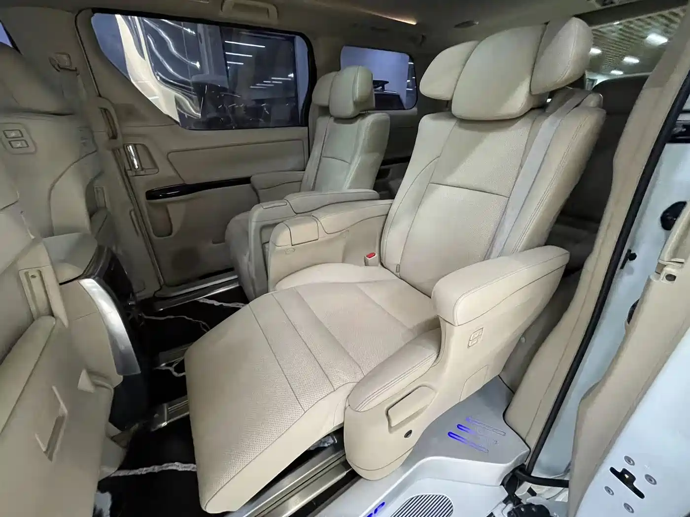 Toyota Alphard 2012 3.5L Luxury Edition фото 15