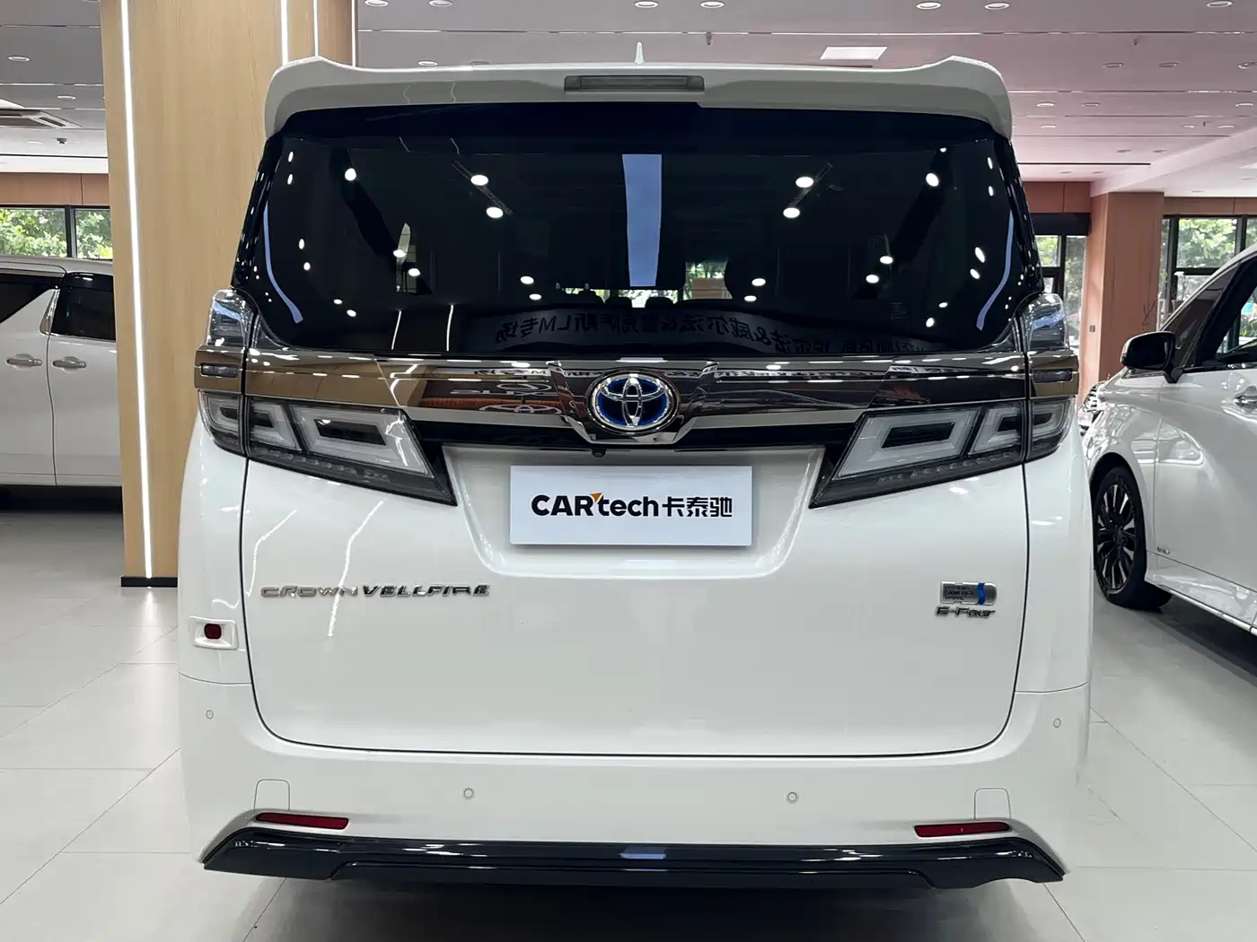 Toyota Vellfire 2021 Crown Hybrid 2.5L HV Luxury Edition фото 6