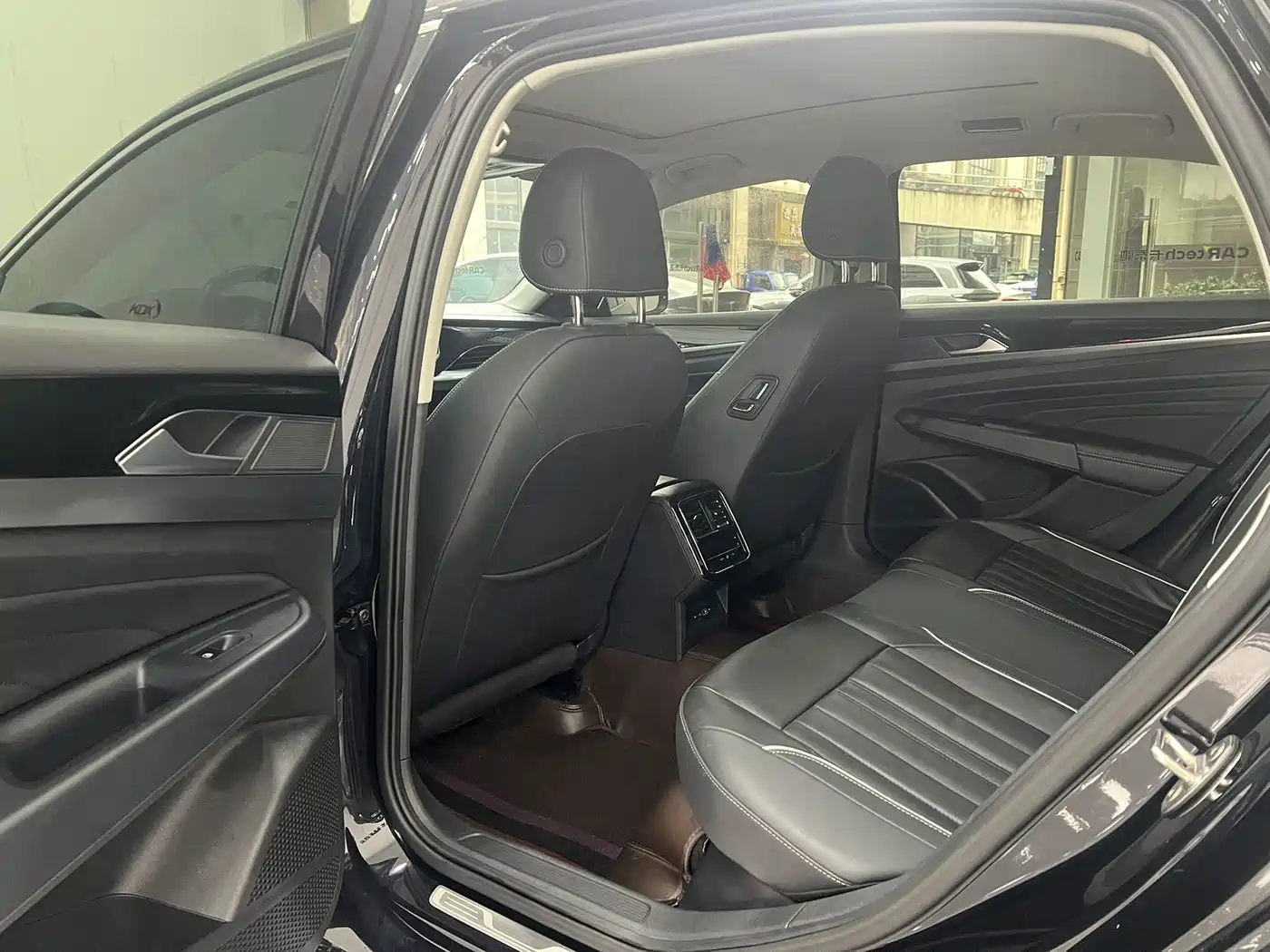 Volkswagen Passat 2023 330TSI Starlight Elite Edition фото 10