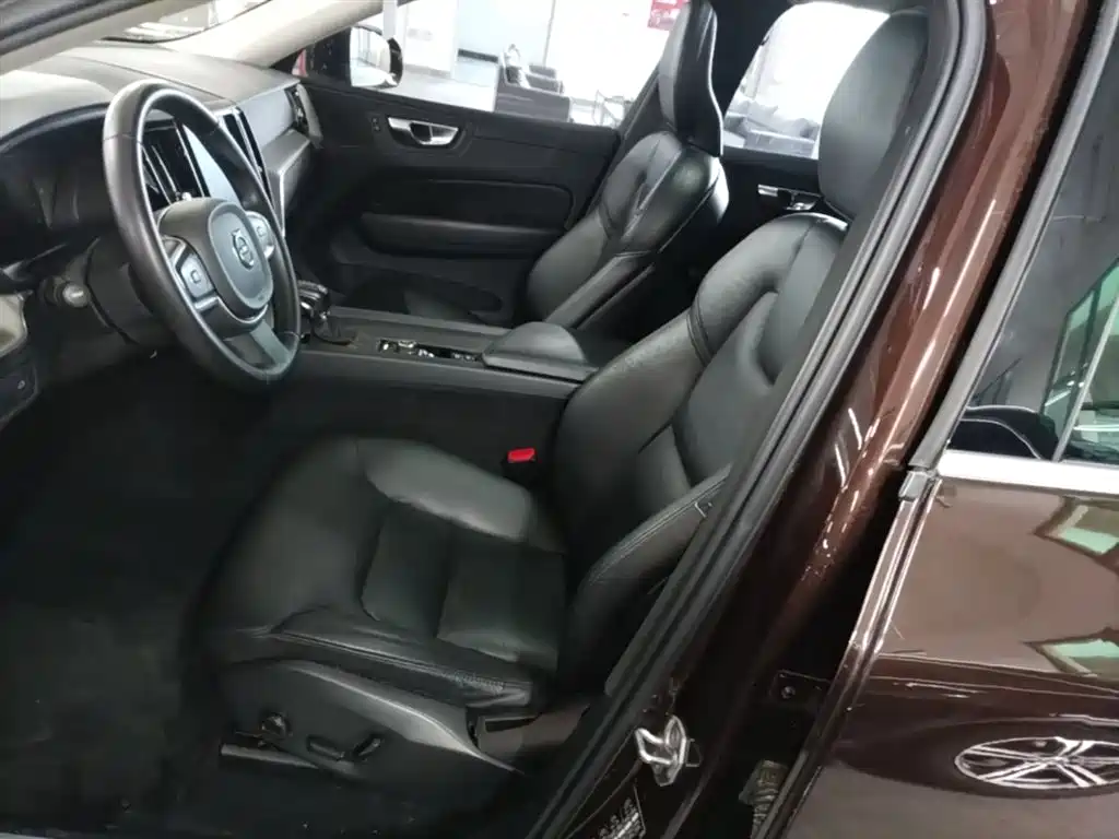 Фото 15 - Volvo XC60