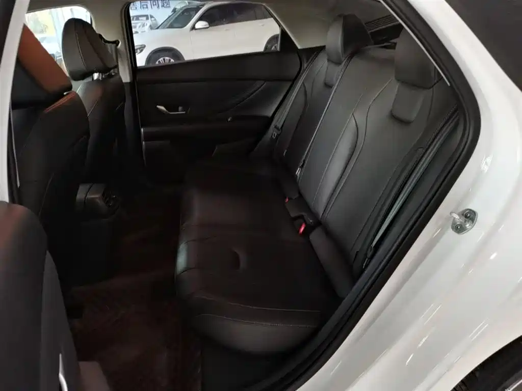 Hyundai Elantra 2022 1.5L CVT LUX Premium Edition фото 17