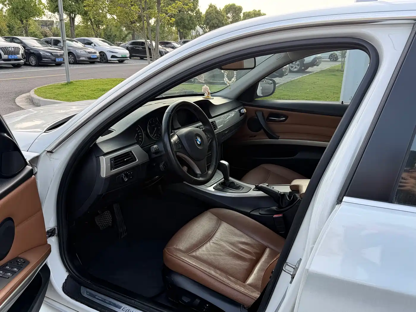 BMW 3 Series (Import) 2010 320i Luxury фото 5