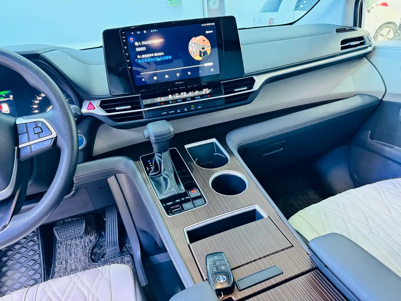 Toyota Sienna 2021 2.5L Hybrid Comfort Edition фото 14