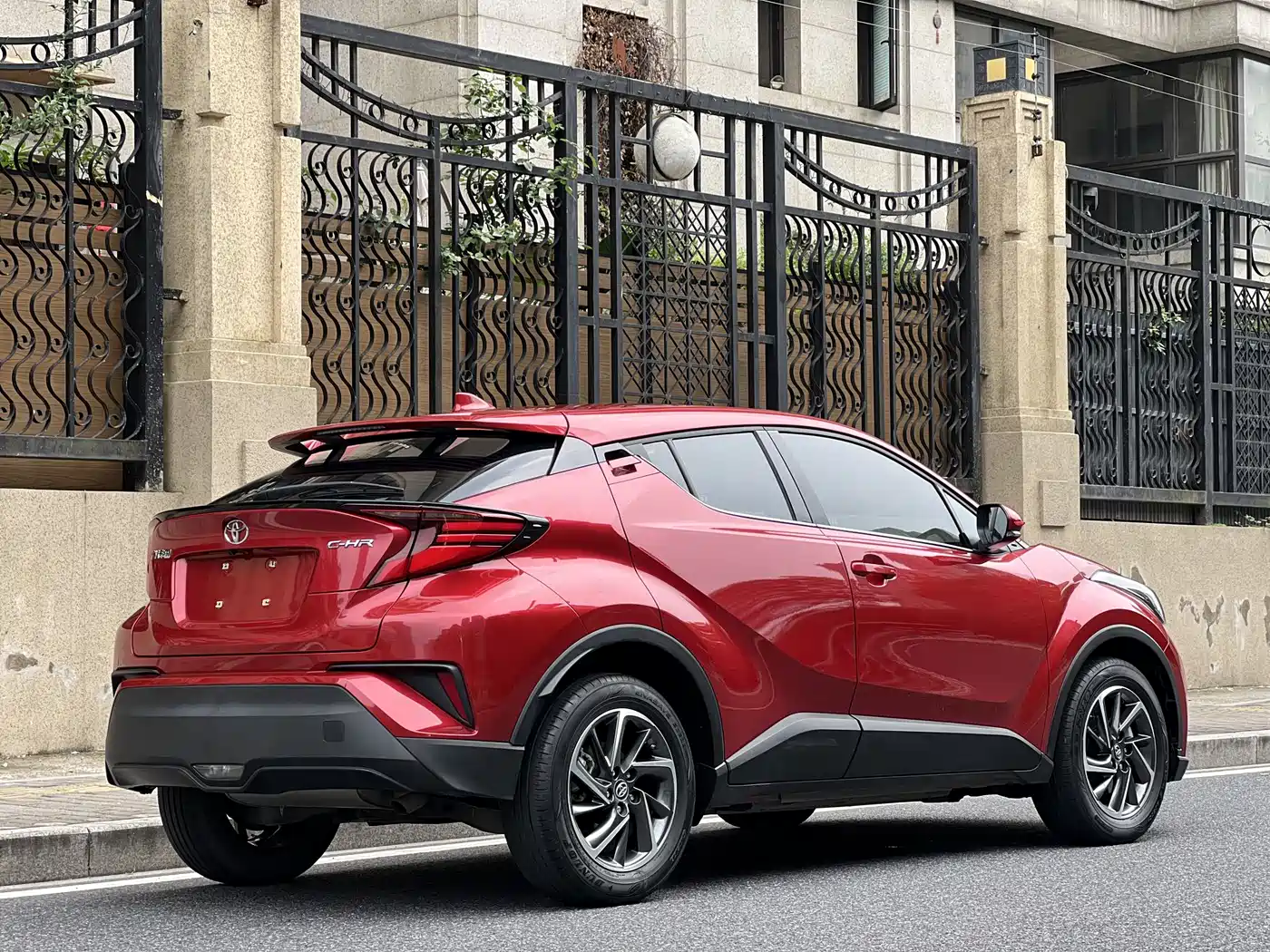 Toyota C-HR 2021 2.0L Luxury Edition фото 6