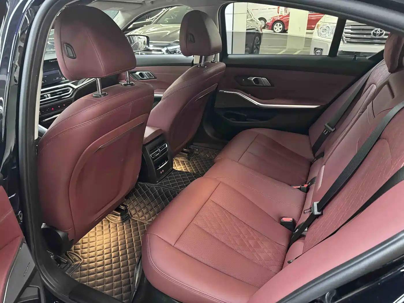 BMW 3 Series 2023 325Li M Sport Black Night Package фото 6