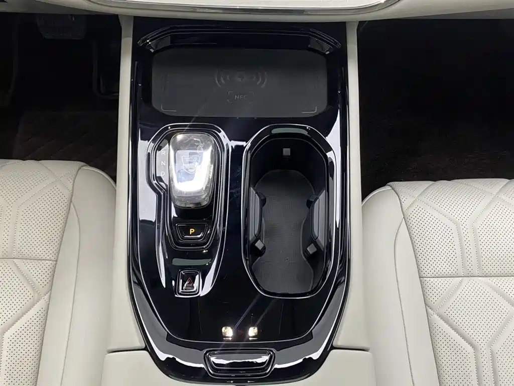 Volvo EM90 2026 2025 Ultra Six-Seater