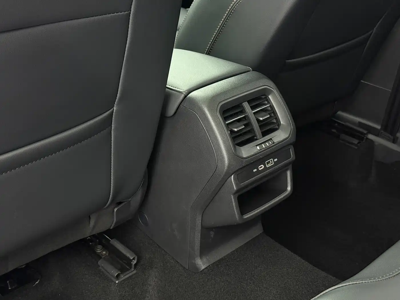 Volkswagen Tharu 2022 280TSI FWD Luxury Edition фото 13