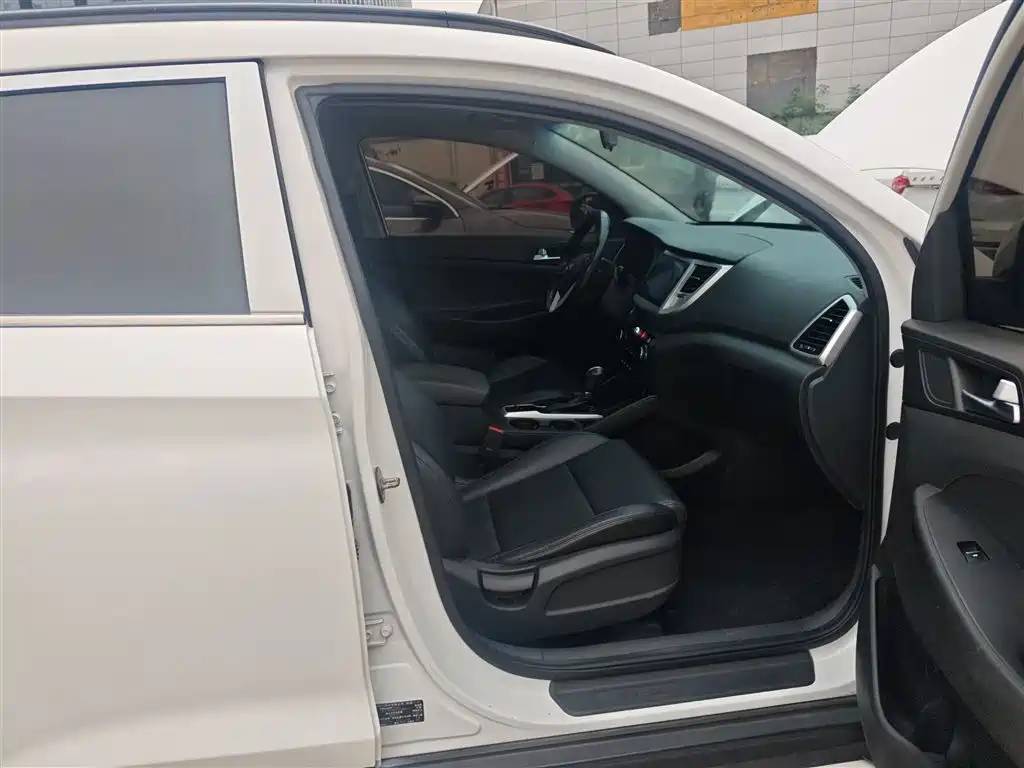 Hyundai Tucson 2015 2.0L Automatic 2WD Smart фото 25