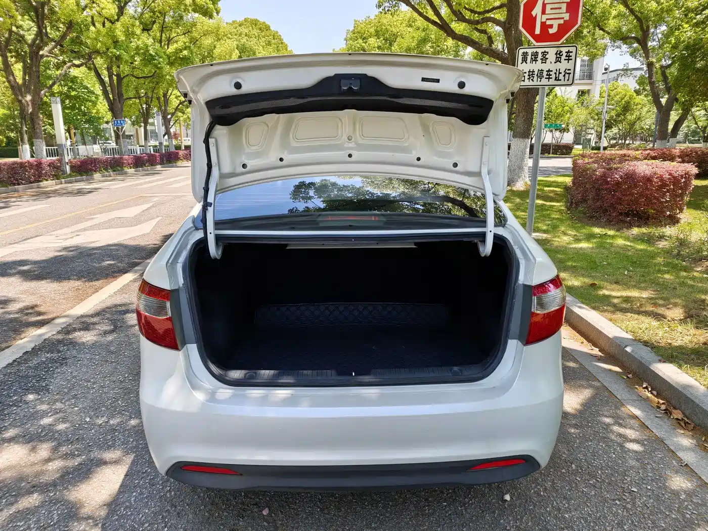 Kia K2 2012 Sedan 1.4L AT GLS Commemorative Edition фото 20
