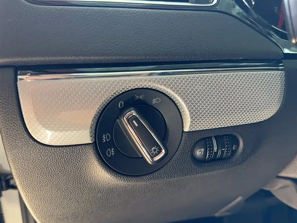 Volkswagen Sagitar 2017 1.6L Automatic Comfort фото 8