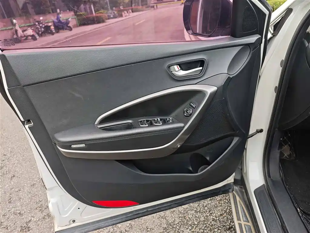 Hyundai Santa Fe 2013 Model 2.4L Automatic 2WD Smart фото 12
