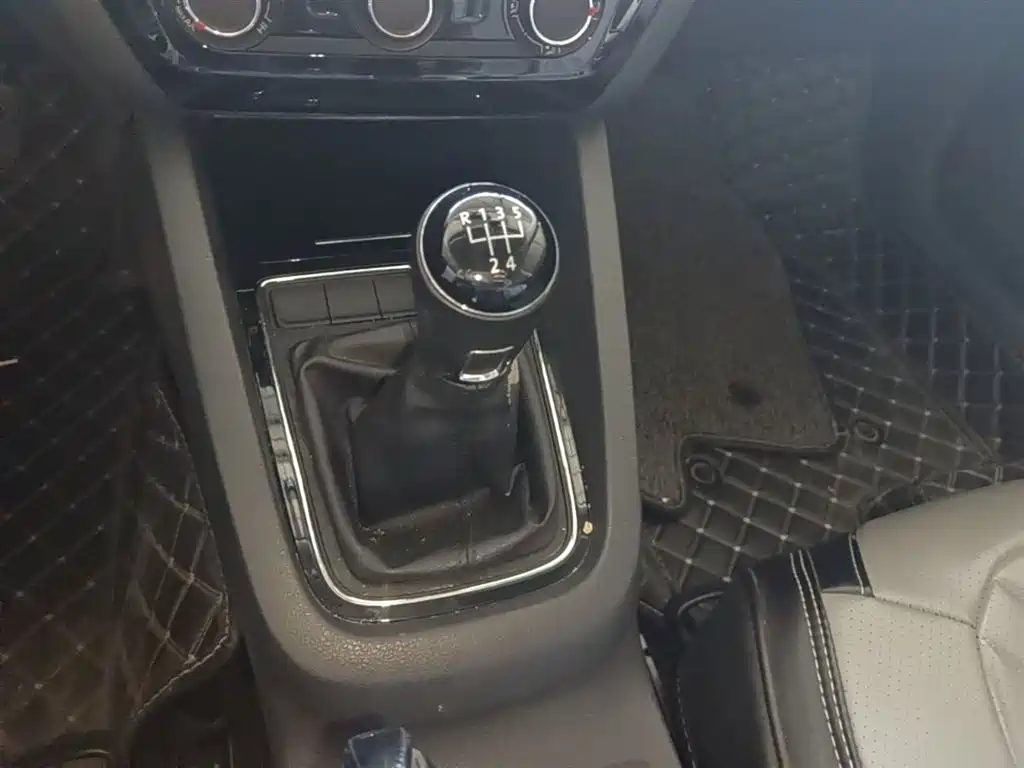 Volkswagen Sagitar 2015 1.6L Manual Comfort фото 14